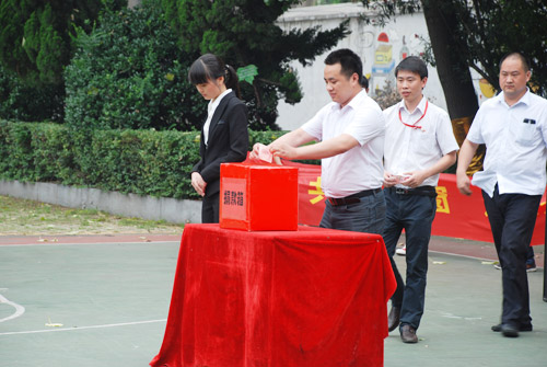 学院领导带头献爱心.jpg