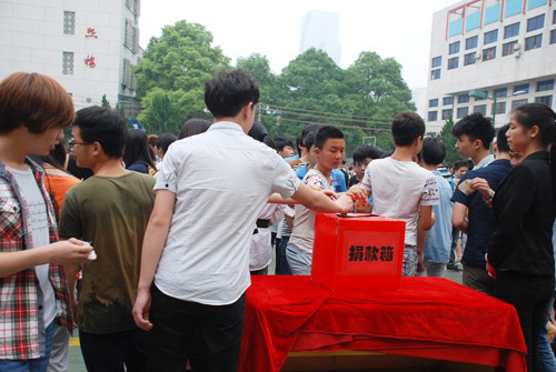 积极捐款的学生 (2).jpg