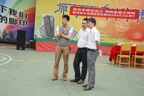 龙总(左一)与院领导就学生创业进行讨论.jpg