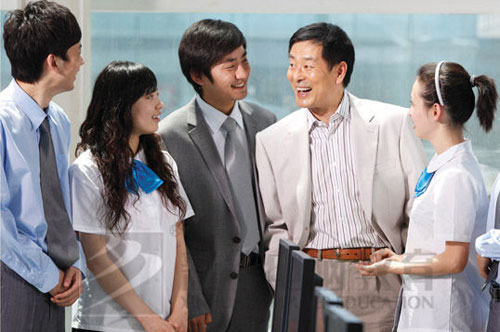 濮存昕是<a href=http://m.csxinhua.com/xuezifangtan/ target=_blank class=infotextkey>新华学子</a>的良师益友.jpg