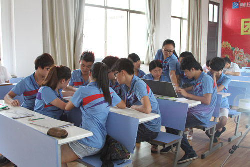 5学生们分组进行作品设计.jpg