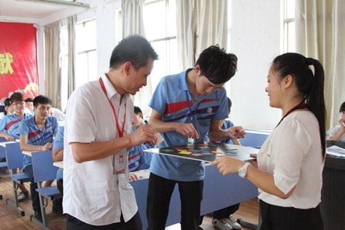 4龙嘉老师与学生进行课堂互动.jpg