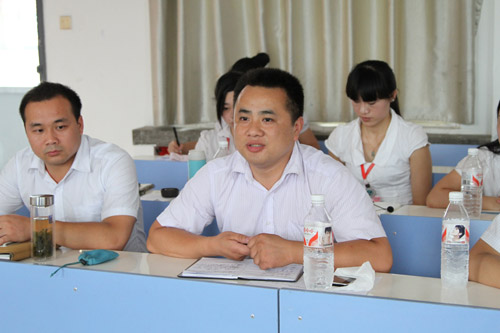 1洪主任对老师进行点评.jpg