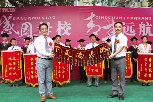 7班级与企业向学院谢礼.jpg