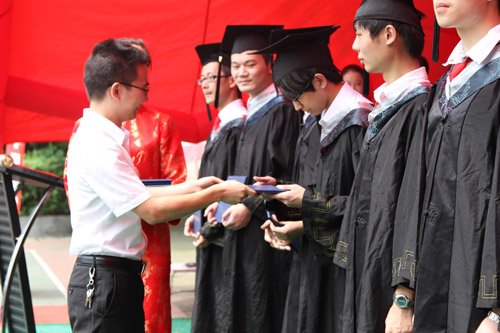4老师为学生颁发毕业证书.jpg