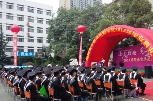 2身着学士服的<a href=http://m.csxinhua.com/xuezifangtan/ target=_blank class=infotextkey>新华学子</a>.jpg