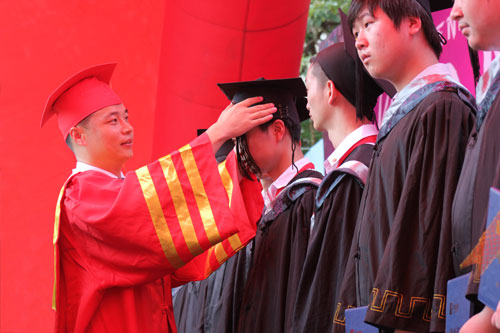 5汤院长为学生拨穗.jpg