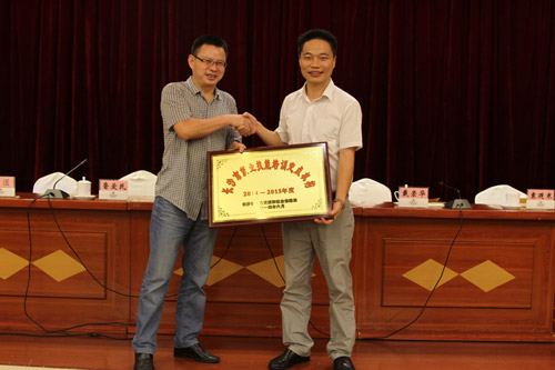 4市人社局袁处长给汤院长授牌.jpg