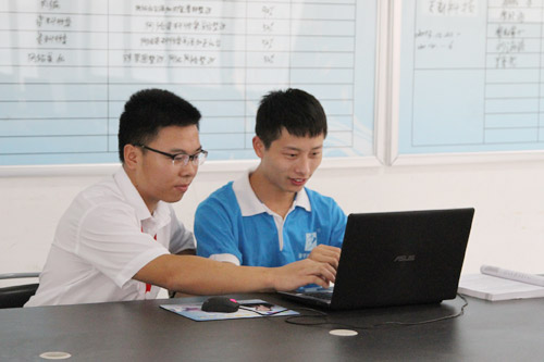 4熊老师指导肖鹏飞进行项目操作.jpg