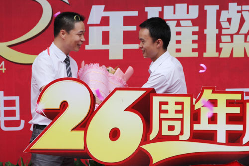 6优秀教师向汤院长献花.jpg