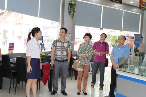 2在咨询中心向领导展示学院电子屏.jpg