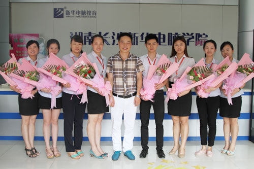 8汤院长向咨询中心献花,合影留念.jpg
