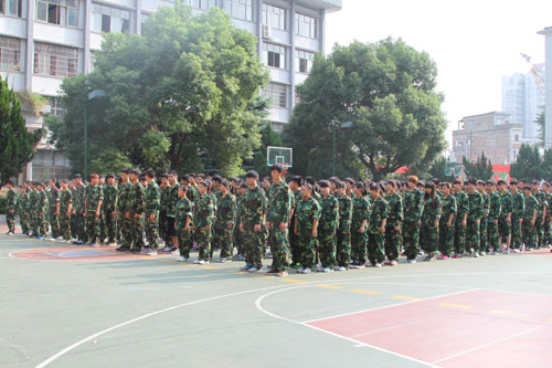 2英姿飒爽的<a href=http://m.csxinhua.com/xuezifangtan/ target=_blank class=infotextkey>新华学子</a>.jpg
