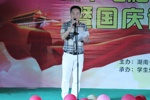 3.汤院长上台致辞.jpg
