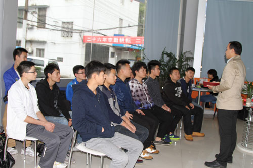 1王主管给学子们做较后的叮嘱.jpg