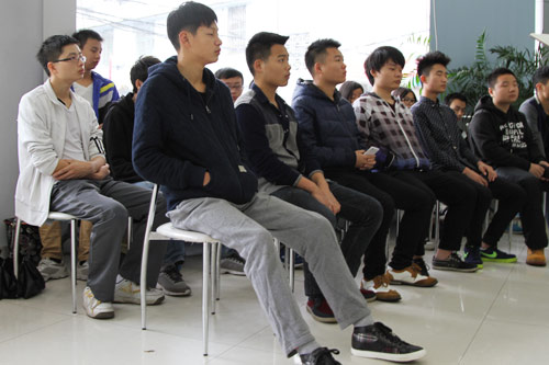 3,认真聆听着的学子们.jpg