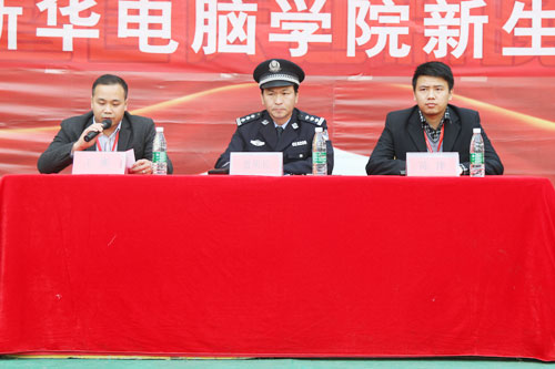 2学院领导与曾所长参与本次法治讲座.jpg