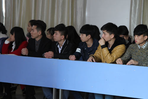 认真听取宣讲会的学子们.jpg
