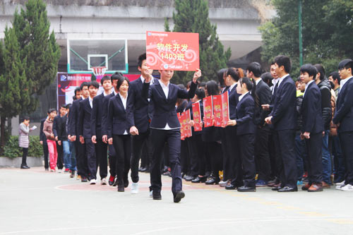 7 24支运动队伍入场.jpg
