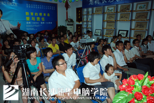 新华学子实训答辩 显身手